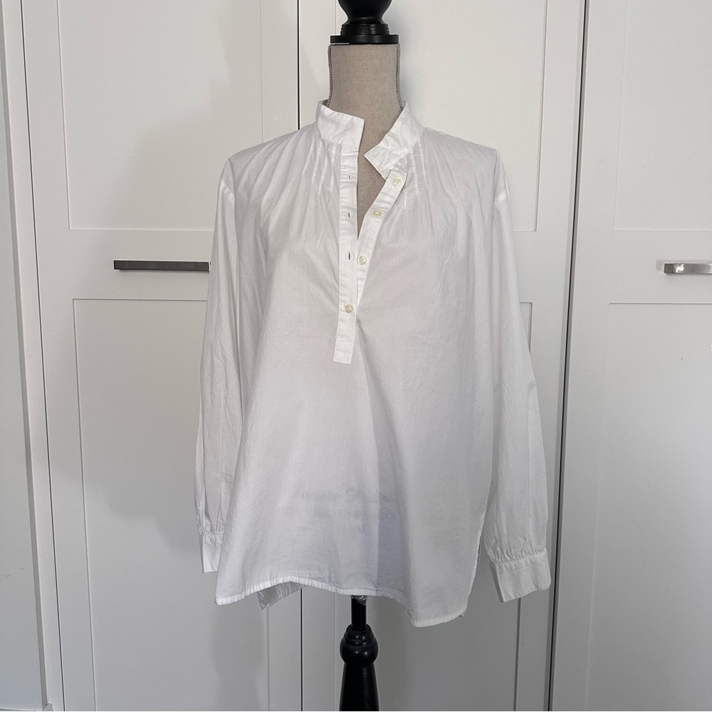 Ladies White GAP Shirt NWOT